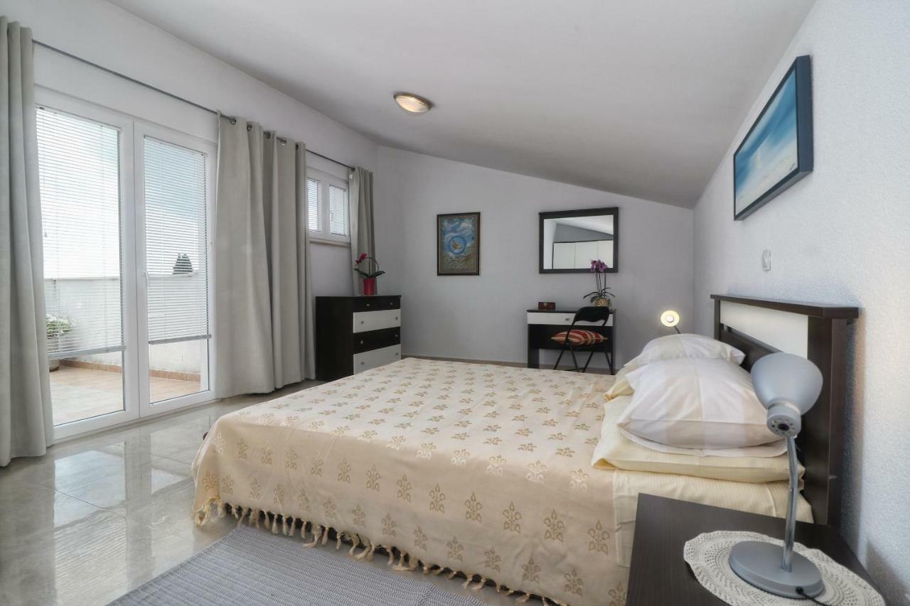 Apartments Link Ровин Екстериор снимка
