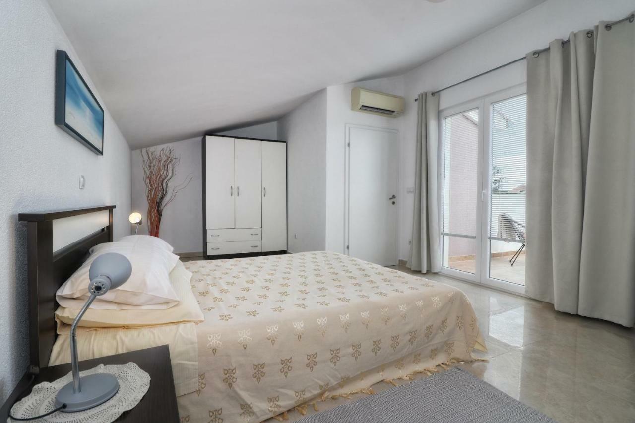 Apartments Link Ровин Екстериор снимка